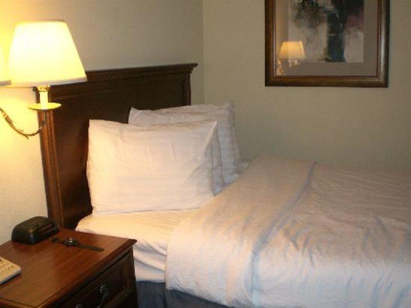Garden Plaza Hotel 새들브룩 외부 사진