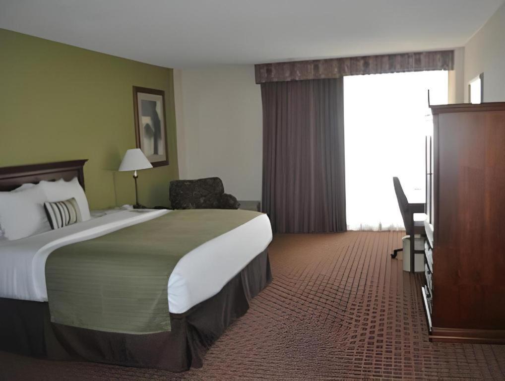 Garden Plaza Hotel 새들브룩 외부 사진