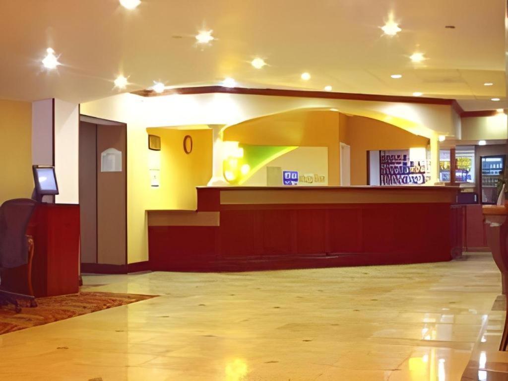 Garden Plaza Hotel 새들브룩 외부 사진