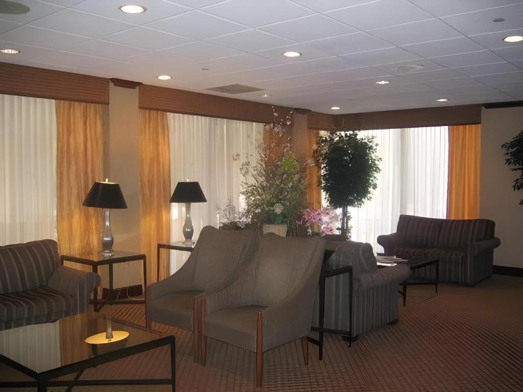 Garden Plaza Hotel 새들브룩 외부 사진