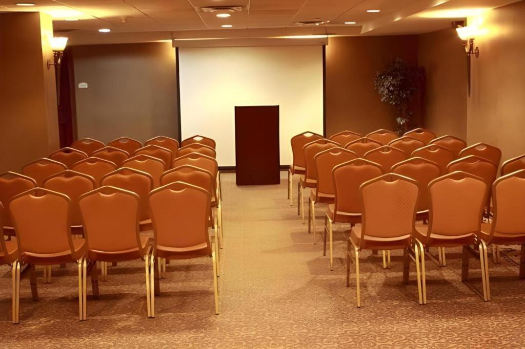 Garden Plaza Hotel 새들브룩 외부 사진