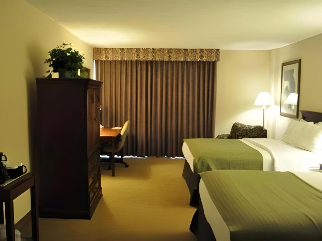 Garden Plaza Hotel 새들브룩 외부 사진
