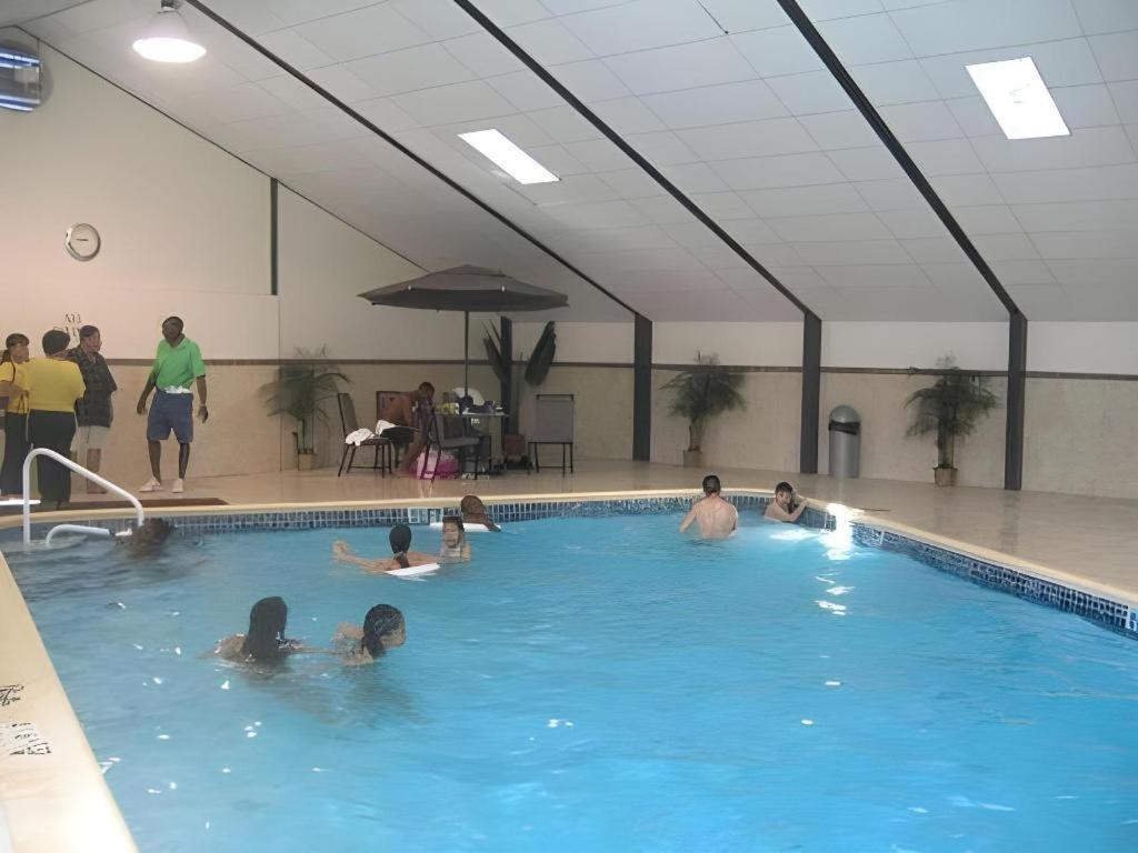 Garden Plaza Hotel 새들브룩 외부 사진