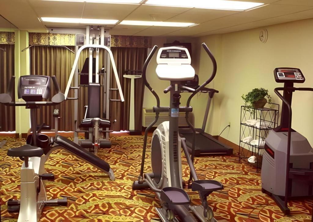 Garden Plaza Hotel 새들브룩 외부 사진