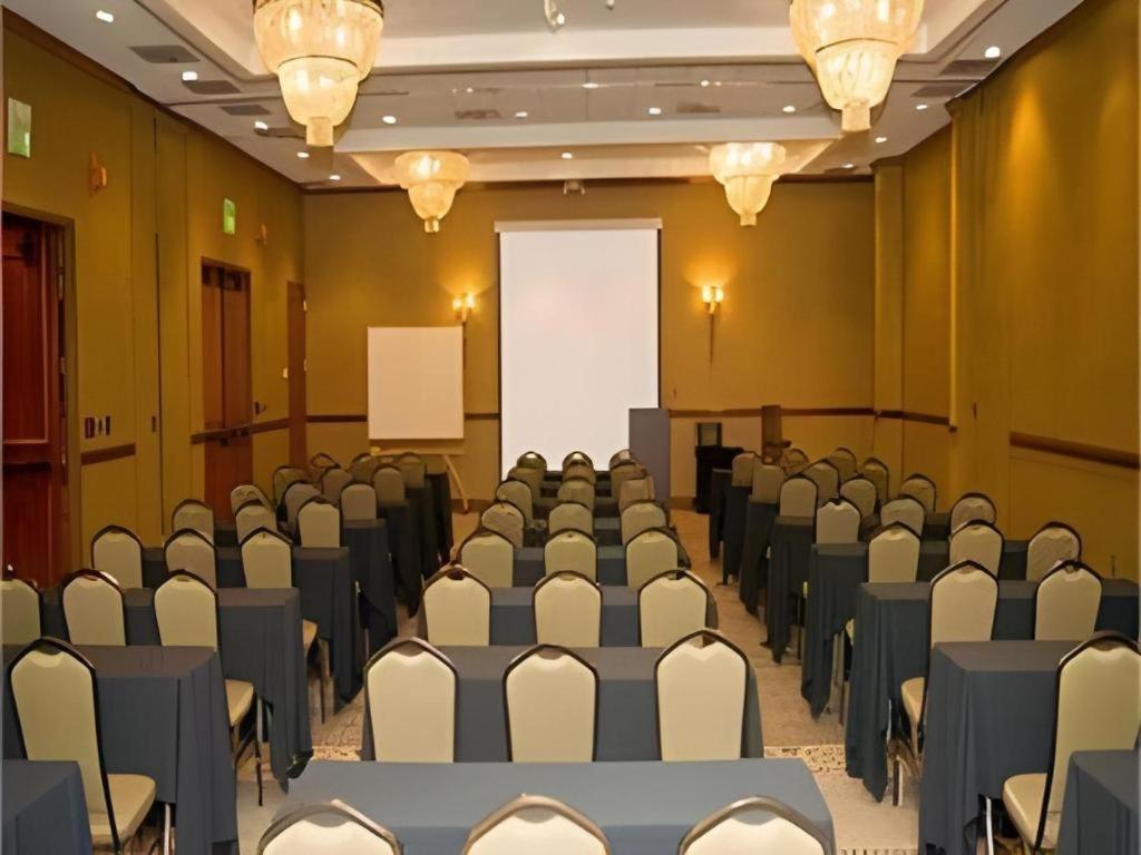 Garden Plaza Hotel 새들브룩 외부 사진