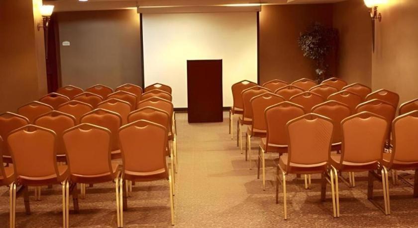 Garden Plaza Hotel 새들브룩 외부 사진