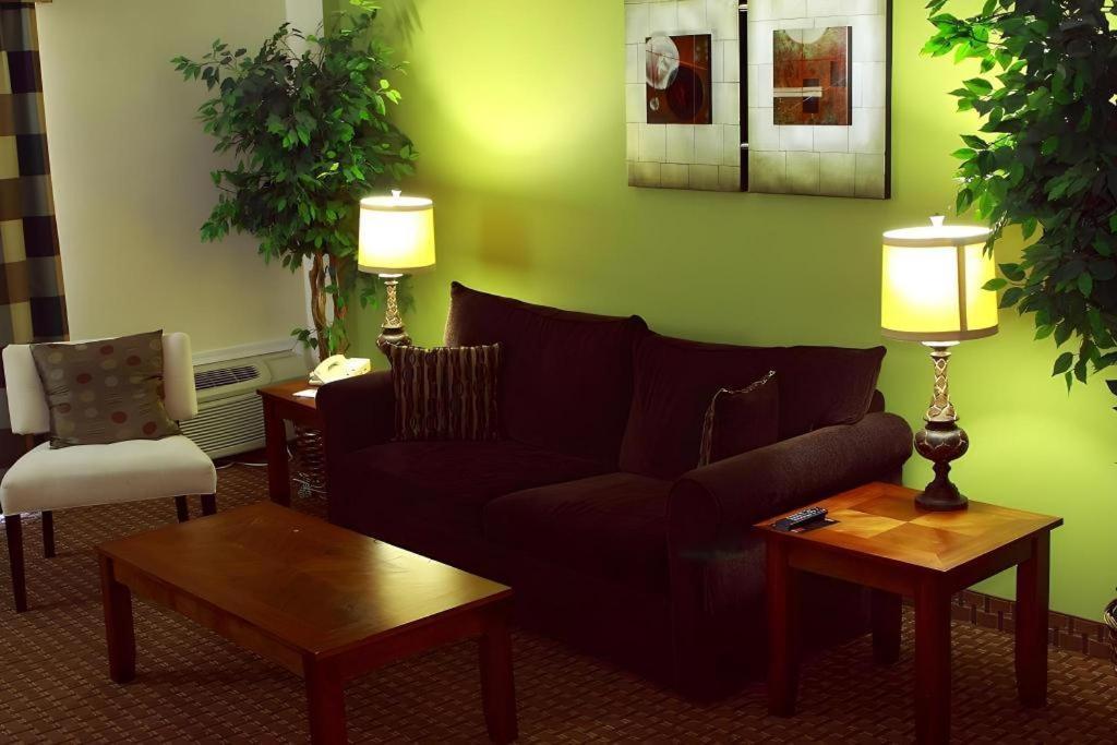 Garden Plaza Hotel 새들브룩 외부 사진