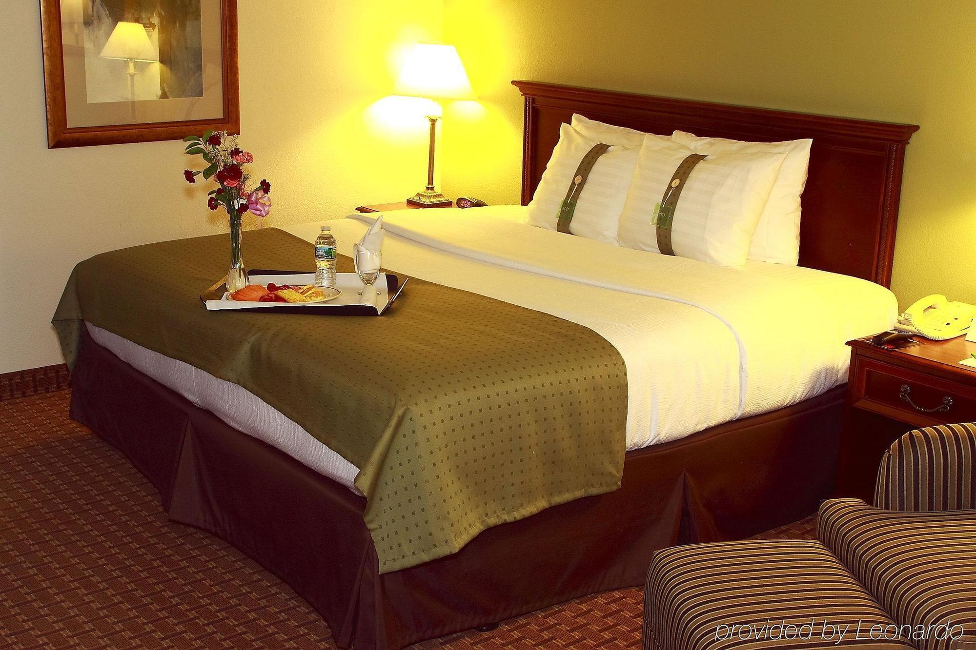 Garden Plaza Hotel 새들브룩 객실 사진
